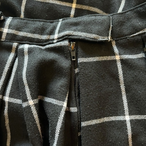 Hott Topic Black and White Plaid Pleated Mini Skirt Size Large - Picture 5 of 7
